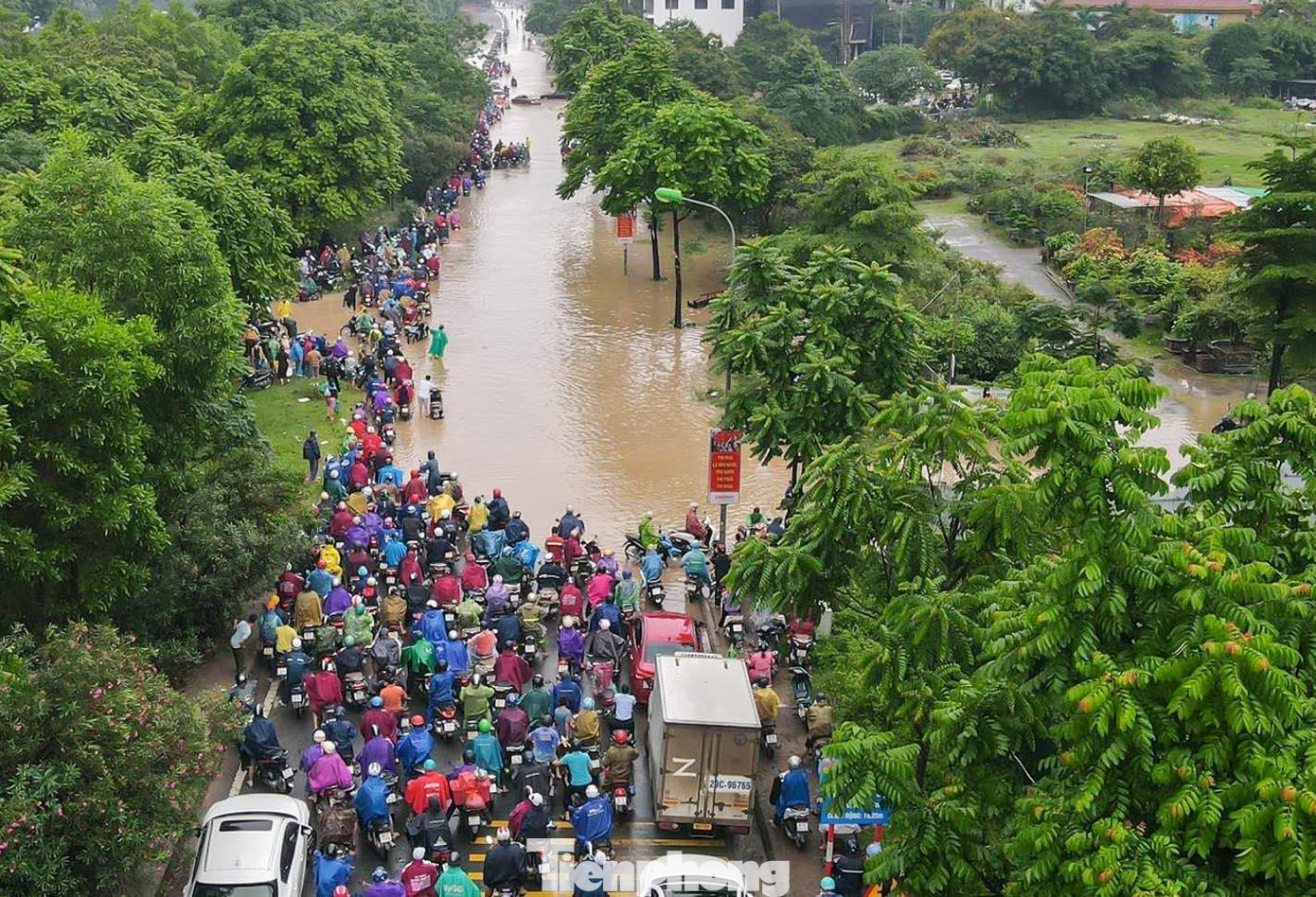 Đã xây dựng hơn xong hơn 10 năm nay, nhưng hệ thống thoát nước Đại lộ Thăng Long vẫn đang tự chảy ra sông. Đã xây dựng hơn xong hơn 10 năm nay, nhưng hệ thống thoát nước Đại lộ Thăng Long vẫn đang tự chảy ra sông.