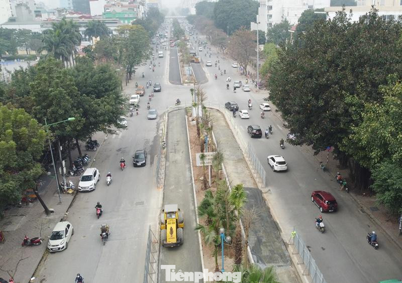 Tại đoạn mở rộng, đường Hoàng Quốc Việt được thêm 2 làn xe mới đã hiện hình hài.