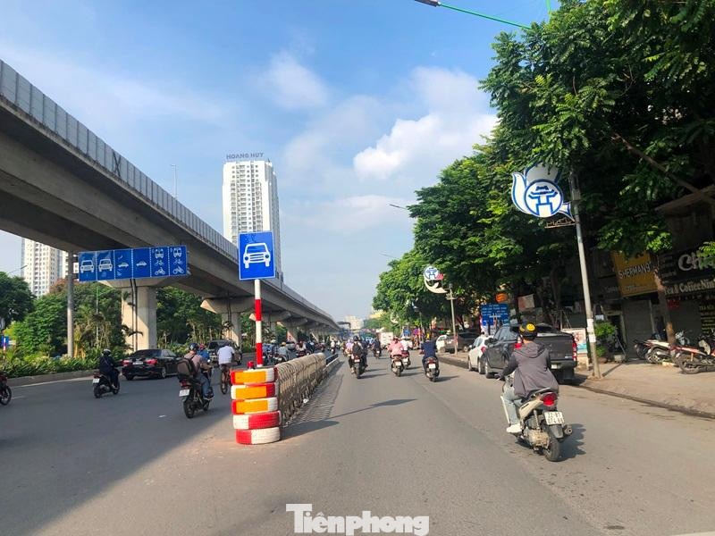 Ông Cao Văn Hiệp - Phó Chánh Thanh tra Sở GTVT Hà Nội cho biết, dải phân cách, các cột biển báo và vạch kẻ sơn sẽ là yếu tố chính trong việc phân làn, tách dòng xe. Trước mắt những ngày đầu thực hiện Thanh tra giao thông sẽ đứng hướng dẫn, điều tiết trực tiếp, về lâu dài các phương tiện sẽ đi theo biển báo, nếu vi phạm sẽ bị xử lý nghiêm theo quy định.