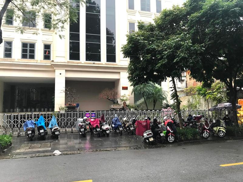 Phí gửi xe máy tại chùa Quán Sứ cũng được thu là 10.000 đồng/lượt, cao gấp 3 giá quy định.