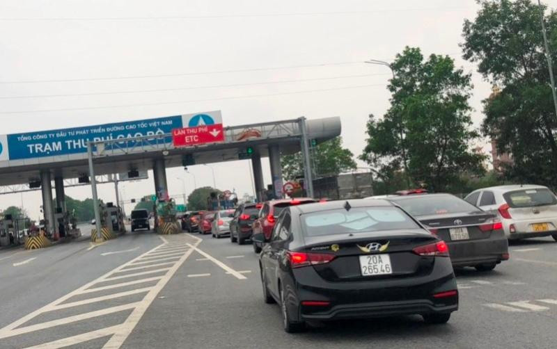 Tại trạm thu phí Cao Bồ (chiều vào cao tốc Pháp Vân - Ninh Bình) cũng xảy ra tình trạng ùn tắc cục bộ kéo dài. Nguyên do tại đây lượng xe từ QL1 vào cao tốc tăng đột biến nhưng trạm thu phí này chỉ có 1 làn thu phí tự động (ETC), dẫn đến xe phải xếp hàng dài để vào làn ETC. Tại trạm thu phí Cao Bồ (chiều vào cao tốc Pháp Vân - Ninh Bình) cũng xảy ra tình trạng ùn tắc cục bộ kéo dài. Nguyên do tại đây lượng xe từ QL1 vào cao tốc tăng đột biến nhưng trạm thu phí này chỉ có 1 làn thu phí tự động (ETC), dẫn đến xe phải xếp hàng dài để vào làn ETC.