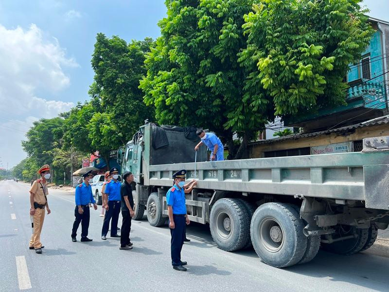 Liên ngành Thanh tra, Cảnh sát tuần tra, kiểm soát xe tải hoạt động trên đường. Ảnh: Anh Trọng