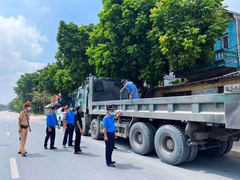 Liên ngành Thanh tra, Cảnh sát tuần tra, kiểm soát xe tải hoạt động trên đường. Ảnh: Anh Trọng Liên ngành Thanh tra, Cảnh sát tuần tra, kiểm soát xe tải hoạt động trên đường. Ảnh: Anh Trọng