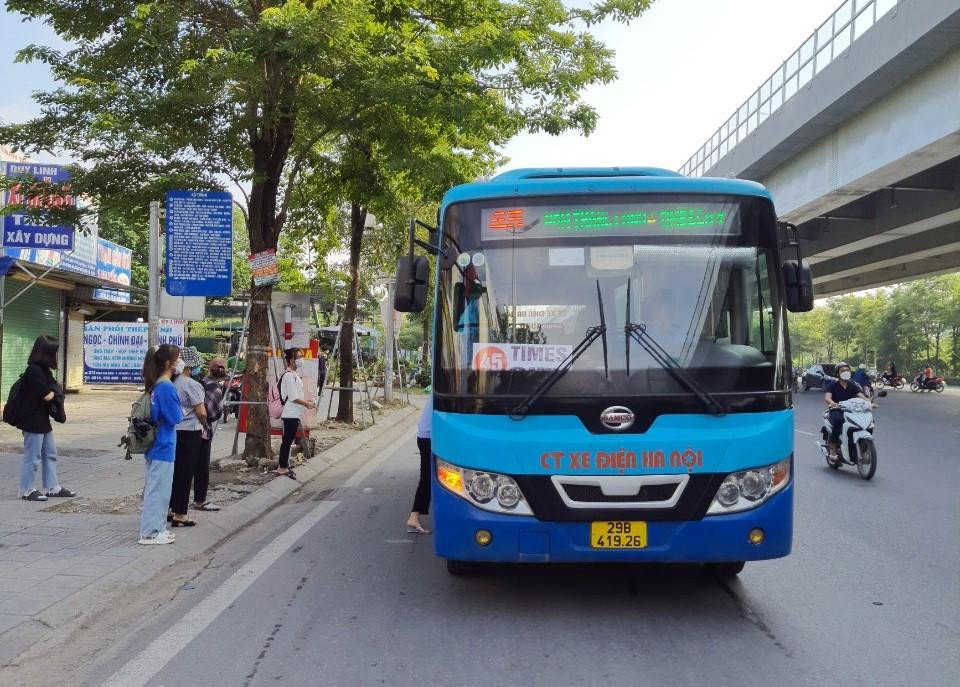 Tuyến buýt số 45 của Cty Bắc Hà lộ trình khu đô thị Times City - đi BX Nam Thăng Long sáng nay đã được Cty cổ phần xe điện Hà Nội tiếp quản, đón khách vận hành sáng 1/8.