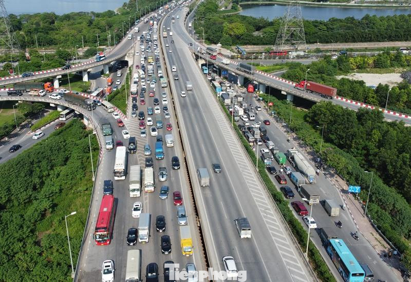 Thời điểm 16h hôm nay, do lượng phương tiện từ cao tốc Pháp Vân - Ninh Bình và cầu Thanh Trì đổ về đông, nút Pháp Vân đã xảy ra ùn tắc cả đường trên cao và đường dưới thấp theo hướng trung tâm Hà Nội. Thời điểm 16h hôm nay, do lượng phương tiện từ cao tốc Pháp Vân - Ninh Bình và cầu Thanh Trì đổ về đông, nút Pháp Vân đã xảy ra ùn tắc cả đường trên cao và đường dưới thấp theo hướng trung tâm Hà Nội.