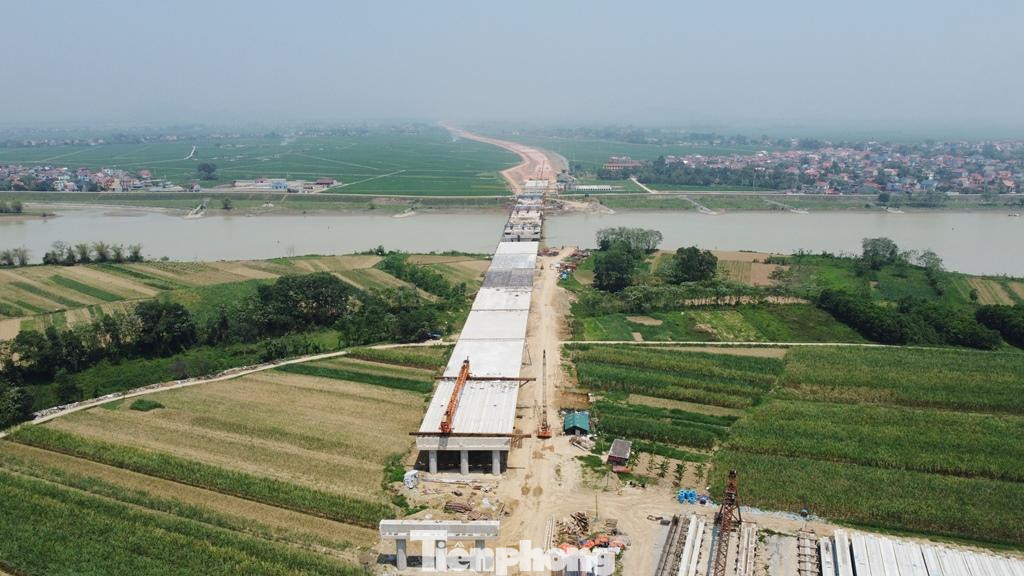 Đại diện Bộ GTVT cho biết, cao tốc đoạn Bắc - Nam vượt sông Chu tại cầu phao Vồm ngoài thiết kế cầu bê tông đảm bảo đủ 6 làn xe cao tốc cho cả 2 giai đoạn (đường hiện chỉ 4 làn xe), cầu tại đây còn được thiết kế thêm 2 làn đường hỗn hợp ở hai bên cánh gà cầu chính để phục vụ người dân địa phương lưu thông vượt sông Chu một cách thuận lợi, miễn phí.