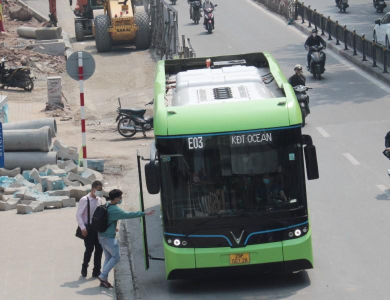 Xe buýt điện, một loại hình vận tải khách mới vừa được đưa vào hoạt động tại Hà Nội.