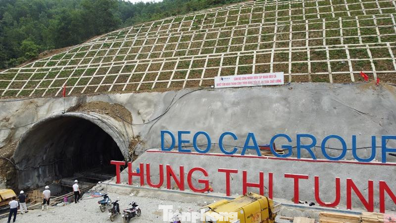 Hầm Thung Thi thuộc gói thầu xây lắp số 12 (12-XL) thuộc dự án thành phần xây dựng cao tốc Bắc - Nam đoạn Mai Sơn (Ninh Bình) - QL45 (Thanh Hóa). Dự án được đầu tư bằng tiền ngân sách, đơn vị quản lý dự án là Ban Quản lý dự án Thăng Long, Bộ GTVT. Hầm Thung Thi thuộc gói thầu xây lắp số 12 (12-XL) thuộc dự án thành phần xây dựng cao tốc Bắc - Nam đoạn Mai Sơn (Ninh Bình) - QL45 (Thanh Hóa). Dự án được đầu tư bằng tiền ngân sách, đơn vị quản lý dự án là Ban Quản lý dự án Thăng Long, Bộ GTVT.