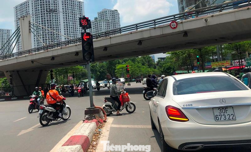 Xe máy đi ngược chiều và cắt mặt ô tô