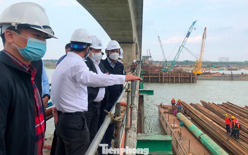 Với một số khó khăn của dự án trong đó có phần di dời một số phiến dầm phần đầu cầu dẫn phía Nam quận Hoàng Mai để thực hiện lắp ghép các phiến dầm cầu Vĩnh Tuy 2, ông Dương Đức Tuấn đã yêu cầu lãnh đạo Sở GTVT Hà Nội phối hợp với UBND quận Hoàng Mai, bố trí mặt bằng, không gian để chủ đầu tư di chuyển những phiến dầm để tạm khi cần. Về tiến độ dự án cầu Vĩnh Tuy 2, ông Tuấn yêu cầu, tháng 6/2023 phải hoàn thành để giảm ùn tắc cầu Vĩnh Tuy và hoàn thiện đường Vành đai 2 theo quy hoạch. Với một số khó khăn của dự án trong đó có phần di dời một số phiến dầm phần đầu cầu dẫn phía Nam quận Hoàng Mai để thực hiện lắp ghép các phiến dầm cầu Vĩnh Tuy 2, ông Dương Đức Tuấn đã yêu cầu lãnh đạo Sở GTVT Hà Nội phối hợp với UBND quận Hoàng Mai, bố trí mặt bằng, không gian để chủ đầu tư di chuyển những phiến dầm để tạm khi cần. Về tiến độ dự án cầu Vĩnh Tuy 2, ông Tuấn yêu cầu, tháng 6/2023 phải hoàn thành để giảm ùn tắc cầu Vĩnh Tuy và hoàn thiện đường Vành đai 2 theo quy hoạch.