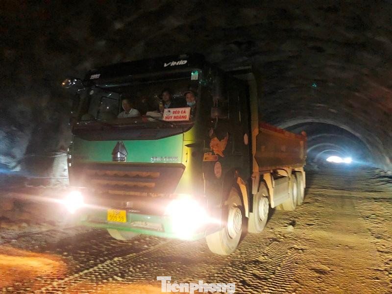 Từ ngọn núi nằm án ngữ ở giữa cánh đồng, sau khoảng 5 tháng thi công, đến nay đơn vị thi công gói thầu đào hầm là Tập đoàn Đèo Cả đã đục thông, mở rộng đường hầm để xe công trường và xe công vụ đi qua. Từ ngọn núi nằm án ngữ ở giữa cánh đồng, sau khoảng 5 tháng thi công, đến nay đơn vị thi công gói thầu đào hầm là Tập đoàn Đèo Cả đã đục thông, mở rộng đường hầm để xe công trường và xe công vụ đi qua.