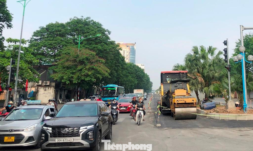 Sau khi các đơn vị thi công hoàn thiện các hạng mục chỉnh trang cuối cùng, phương tiện đi trên đường Hoàng Quốc Việt có thêm 1 làn xe cho mỗi chiều đường, giảm ùn ứ như giờ cao điểm chiều 26/4 thế này.