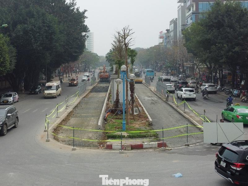 Thực tế công tác thi công tại công trường dự án trong 2 ngày qua, phóng viên ghi nhận, hiện đường Hoàng Quốc Việt chỉ có đoạn từ Bưởi đến cầu vượt Nguyễn Văn Huyên, dài khoảng 700 mét được mở rộng và đơn vị thi công đang thảm nhựa hai bên.