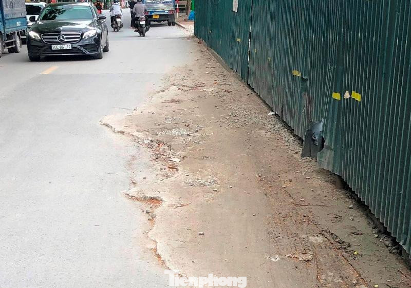 Tại một số vị trí khác, mặt đường được thảm lại vừa cao hơn mặt đường cũ, chất liệu thảm là bê tông xây dựng không phải là nhựa đường theo tiêu chuẩn thảm đường.