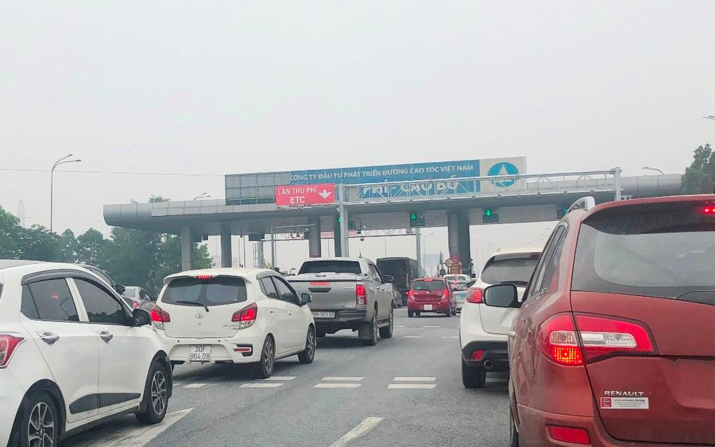Ùn tắc tại trạm thu phí Cao Bồ