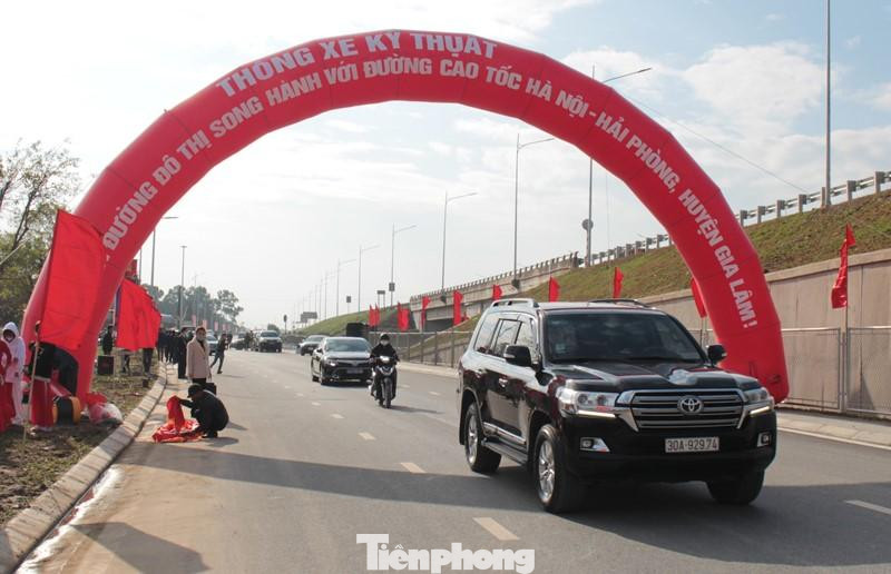 Tuyến đường có mặt cắt ngang rộng 3 làn xe, là đường đô thị chạy song song với cao tốc Hà Nội - Hải Phòng