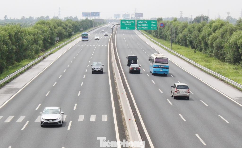 Lượng xe trên cao tốc Hà Nội - Hải Phòng trung bình 45.000 đến 48.000 lượt xe/ngày. Ảnh: Trọng Đảng Lượng xe trên cao tốc Hà Nội - Hải Phòng trung bình 45.000 đến 48.000 lượt xe/ngày. Ảnh: Trọng Đảng