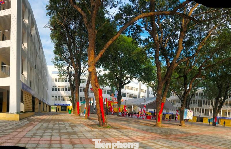 Toàn cảnh trường PTTH Cao Bá Quát vừa được xây dựng mới.