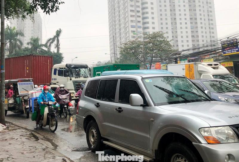 Nguyên nhân ùn tắc trên nhiều tuyến đường Hà Nội được CSGT Hà Nội cho biết, lượng xe tăng gấp 2 đến 3 lần so với ngày thường.