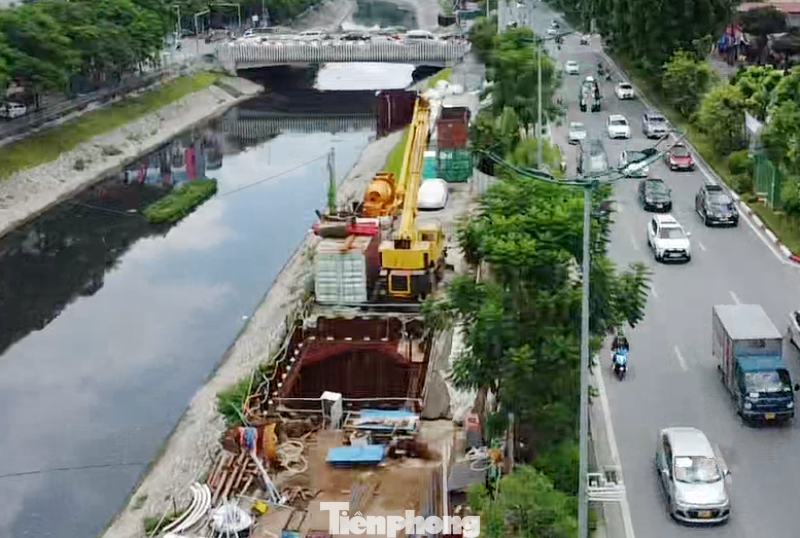 Theo ông Bảo, toàn dự án có hơn 100 giếng kỹ thuật. Dự kiến, việc công trường dự án nằm trên đường đi bộ sông Tô Lịch sẽ kéo dài đến năm 2024 sẽ xong.