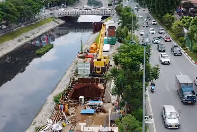 Theo ông Bảo, toàn dự án có hơn 100 giếng kỹ thuật. Dự kiến, việc công trường dự án nằm trên đường đi bộ sông Tô Lịch sẽ kéo dài đến năm 2024 sẽ xong.