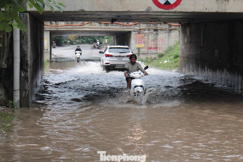 Cùng với đó, tại một số hầm chui dân sinh đoạn qua xã An Khánh, An Thượng huyện Hoài Đức, nước còn ngập sâu.
