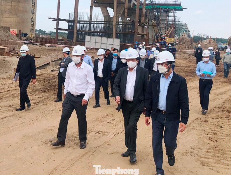 Tại dự án cầu Vĩnh Tuy giai đoạn 2 (cầu Vĩnh Tuy 2), ông Tuấn đã đi xuống tận công trường thi công ở bãi sông Hồng phía quận Long Biên để thị sát tiến độ. Tại dự án cầu Vĩnh Tuy giai đoạn 2 (cầu Vĩnh Tuy 2), ông Tuấn đã đi xuống tận công trường thi công ở bãi sông Hồng phía quận Long Biên để thị sát tiến độ.