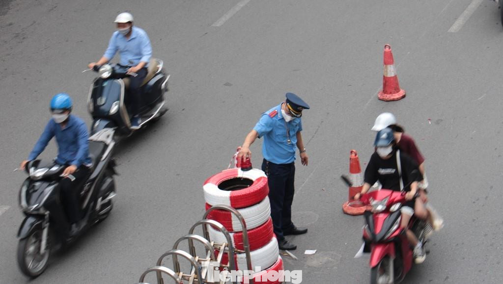 Trong ngày hôm qua và hôm nay, do bị phương tiện húc, va đụng phải, tại nhiều vị trí dải phân cách mềm Thanh tra giao thông phải điều chỉnh, sửa lại lại cho đúng trí ban đầu.