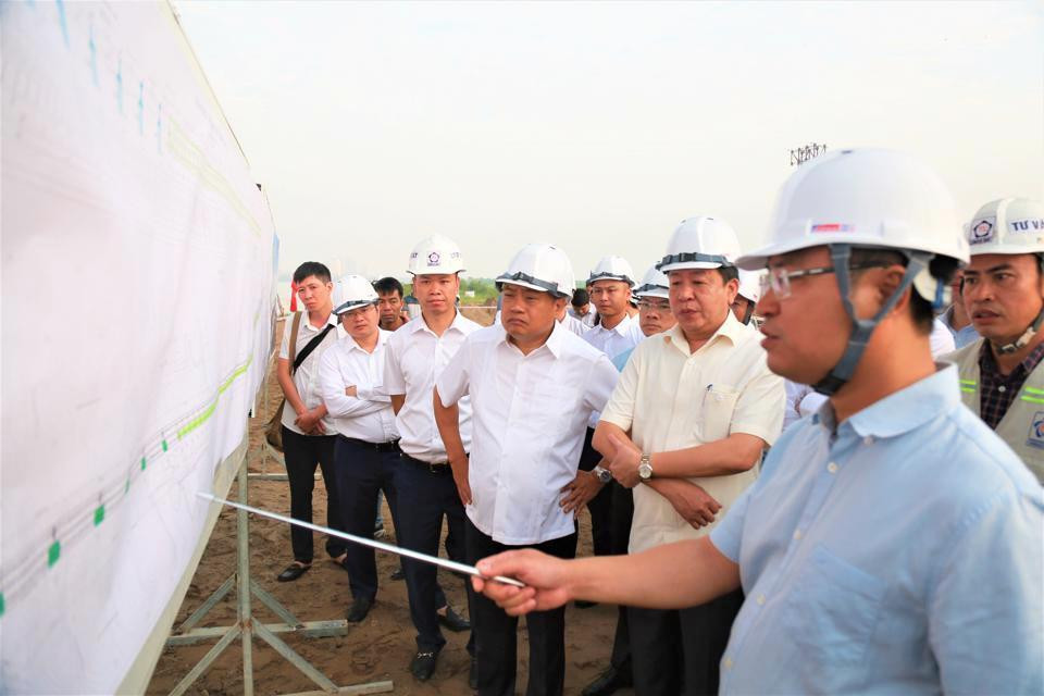 Giám đốc Ban Giao thông Hà Nội Nguyễn Chí Cường (người đứng hàng đầu bìa phải) báo cáo tiến độ dự án cầu Vĩnh Tuy 2 với Chủ tịch Trần Sỹ Thanh (người đứng thứ 3 hàng đầu, từ phải vào). Giám đốc Ban Giao thông Hà Nội Nguyễn Chí Cường (người đứng hàng đầu bìa phải) báo cáo tiến độ dự án cầu Vĩnh Tuy 2 với Chủ tịch Trần Sỹ Thanh (người đứng thứ 3 hàng đầu, từ phải vào).