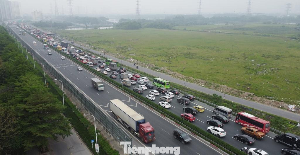 Cao tốc Pháp Vân - Cầu Giẽ về Hà Nội ùn tắc hàng km trong đợt nghỉ lễ Giỗ Tổ vừa qua do nút Pháp Vân và đoạn đường dẫn lên đường Vành đai 3 trên cao ùn tắc.