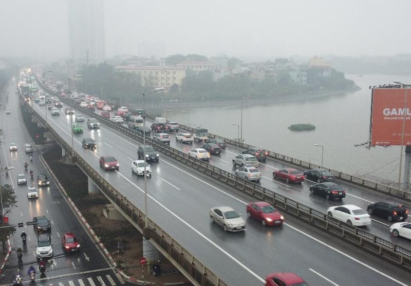 Tình trạng ùn tắc tại chiều vào nội thành cũng xảy ra với đường trên cao Vành đai 3 trong chiều này, chiều ngược lại giao thông diễn ra bình thường. Tình trạng ùn tắc tại chiều vào nội thành cũng xảy ra với đường trên cao Vành đai 3 trong chiều này, chiều ngược lại giao thông diễn ra bình thường.