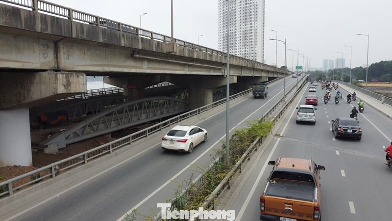 Sau khi cầu vòm sắt thông xe (dự kiến khoảng 2 tháng tới), toàn bộ xe máy đang đi ở làn ô tô tại cầu cạn vượt hồ Linh Đàm sẽ được tách ra để đi vào 2 làn cầu vòm sắt.