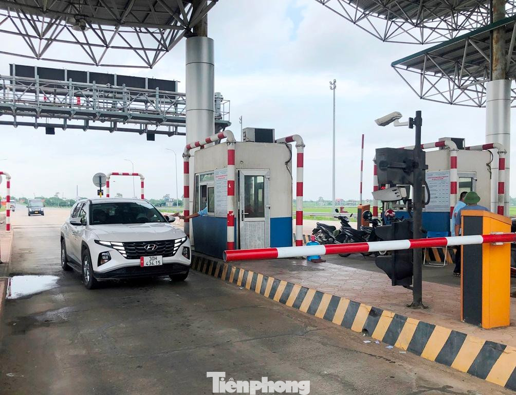 Tìm hiểu nguyên nhân chính dẫn đến lưu lượng xe qua cầu Thái Hà ít, dẫn đến phương án tài chính tại dự án bị vỡ, PV Tiền Phong ghi nhận: Sau khi dự án cầu Thái Hà được xây dựng, cách đó khoảng 3 km về phía thượng lưu sông Hồng, Bộ GTVT tiếp tục phê duyệt dự án xây dựng cầu Hưng Hà bắc qua sông Hồng bằng vốn vay ODA. Ngoài 2 cầu quá sát nhau, cầu Hưng Hà còn không thu phí, dẫn đến xe tập trung đi cầu ODA bỏ cầu BOT.