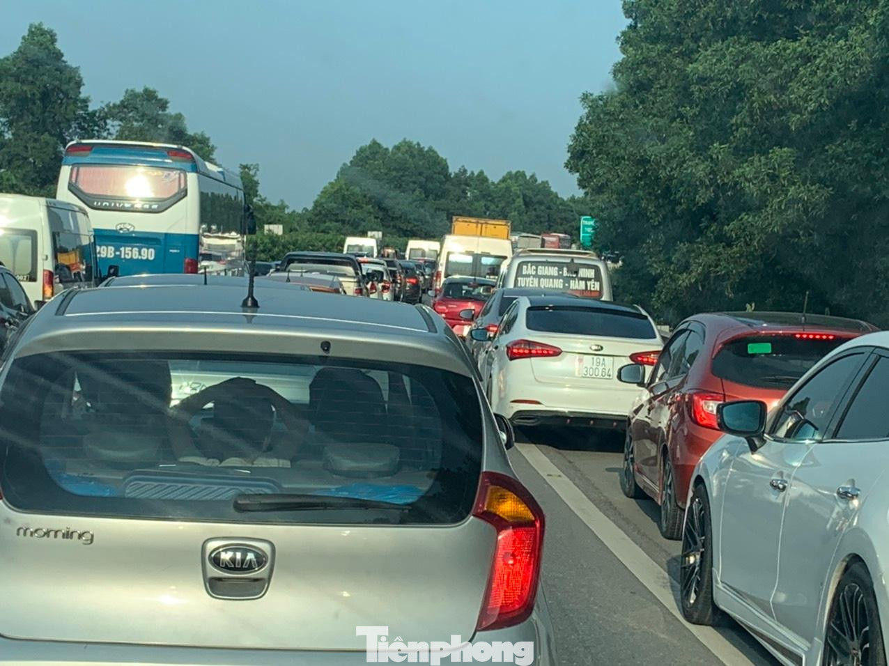 Ùn tắc kéo dài trên cao tốc Nội Bài - Lào Cai chiều về Hà Nội thời điểm từ 16 đến 17h chiều 2/5.