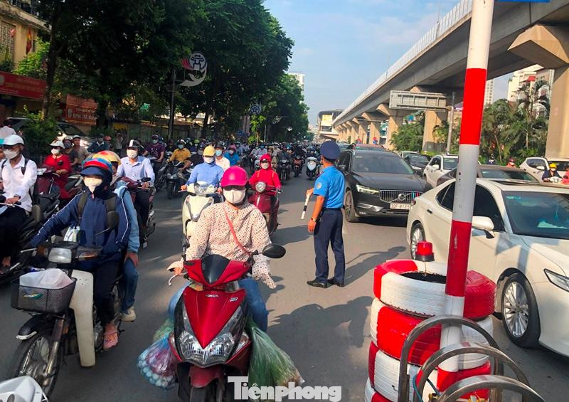 Để tách được dòng xe máy, ô tô đi theo làn riêng, cùng với dải phân cách lắp đặt trên đường, tại 2 đầu đường tổ chức và các ngã ba, ngã tư, Thanh tra giao thông đã đứng giữa đường để rẽ, phân nhánh các dòng phương tiện.