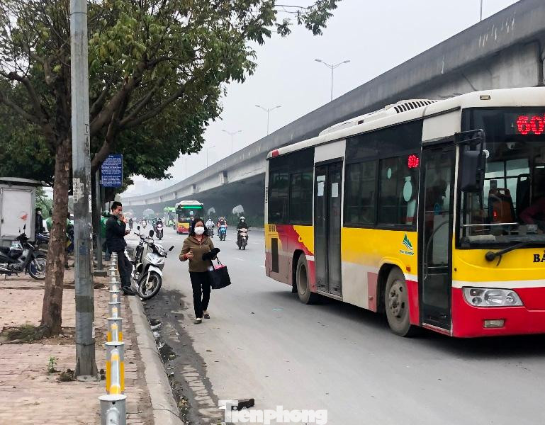 Thậm chí, tại vị trí vỉa hè có điểm chờ xe buýt, hành khách hay đứng để lên xuống xe cũng bị hàng rào bịt lại.