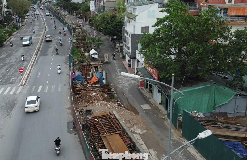 Có mục tiêu tạo ra tuyến đường đối ngoại từ trung tâm Ba Đình đi sân bay quốc tế Nội Bài, nhưng dự án cải tạo đường Âu Cơ đã chậm gần 2 năm vẫn chưa biết lúc nào xong.