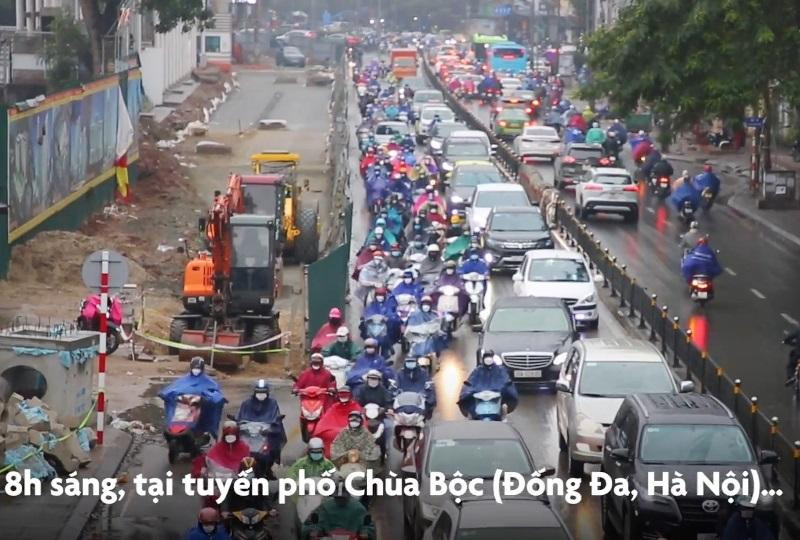 Cảnh ùn tắc trên đường và bên trong công trường cầu vượt tại nút giao Chùa Bộc - Phạm Ngọc Thạch được một tờ báo điện tử quay, chụp lại sáng 16/2. Cảnh ùn tắc trên đường và bên trong công trường cầu vượt tại nút giao Chùa Bộc - Phạm Ngọc Thạch được một tờ báo điện tử quay, chụp lại sáng 16/2.