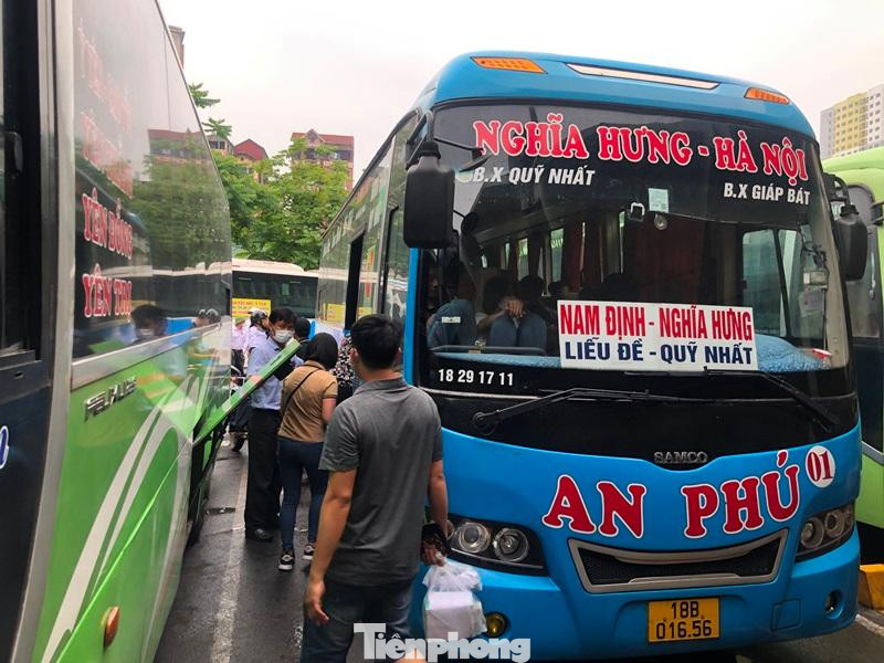 Để đảm bảo đi lại cho khách, đặc biệt là các tuyến có đông người đi xe, đến 15h chiều nay bến xe Giáp Bát đã huy động đến nguồn xe tăng cường để giải tỏa hành khách.