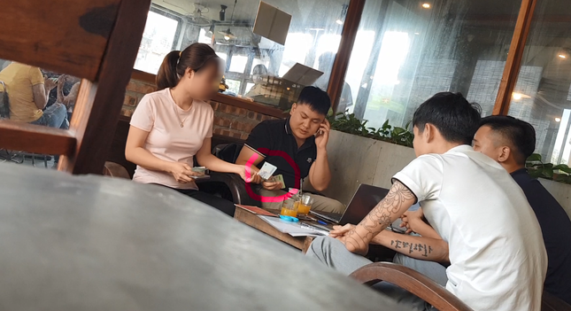 Đối tượng Ngọc Anh (nghe điện thoại) nhận làm hồ sơ, tiền của người có nhu cầu làm hộ chiếu tại quán cà phê, sau đó hướng dẫn đến làm nhanh tại một cửa duy nhất tại trụ sở Phòng Quản lý XNC, Công an Hà Nội trên phố Phạm Ngọc Thạch, Hà Nội. Đối tượng Ngọc Anh (nghe điện thoại) nhận làm hồ sơ, tiền của người có nhu cầu làm hộ chiếu tại quán cà phê, sau đó hướng dẫn đến làm nhanh tại một cửa duy nhất tại trụ sở Phòng Quản lý XNC, Công an Hà Nội trên phố Phạm Ngọc Thạch, Hà Nội.