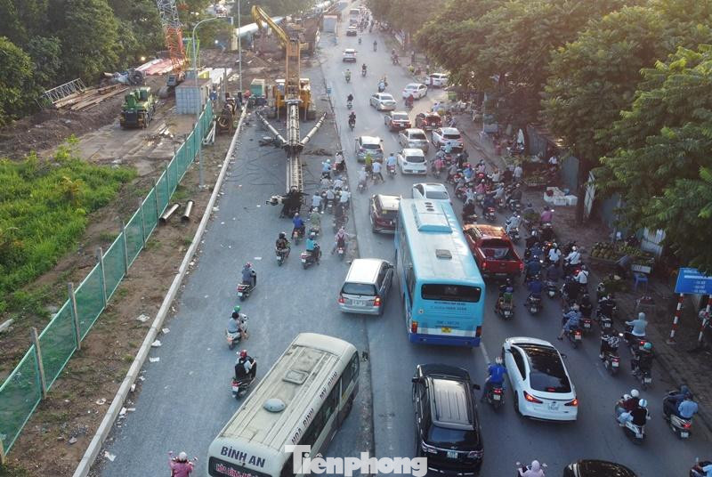 Đường gom Đại lộ Thăng Long đoạn qua quận Nam Từ Liêm máy móc đang đào xới nham nhở nhiều đoạn, nhưng công trường thi công không hề có rào ngăn cách với giao thông bên ngoài.