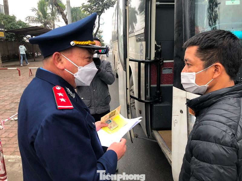 Đến cuối giờ chiều 10/1, Thanh tra Sở GTVT Hà Nội cho biết, trong ngày đầu triển khai lực lượng xử lý đồng bộ tại khu vực các bến xe, cửa ngõ, Thanh tra giao thông đã dừng, kiểm tra gần 100 trường hợp xe khách. Trao đổi với PV Tiền Phong, ông Nguyễn Mạnh Cường - Phó Chánh Thanh tra Sở GTVT Hà Nội cho biết, do ngày đầu triển khai đồng loạt nên Thanh tra chỉ nhắc nhở, chưa xử phạt. Nếu những ngày tới các lỗi lắp camera không đúng vị trí, xoay không đúng hướng thu hình ảnh, xe không lắp camera Thanh tra giao thông sẽ lập biên bản xử phạt từ 4 đến 6 triệu đồng, đặc biệt xe khách bị dừng hoạt động do không đảm bảo điều kiện để chạy trên đường. Đến cuối giờ chiều 10/1, Thanh tra Sở GTVT Hà Nội cho biết, trong ngày đầu triển khai lực lượng xử lý đồng bộ tại khu vực các bến xe, cửa ngõ, Thanh tra giao thông đã dừng, kiểm tra gần 100 trường hợp xe khách. Trao đổi với PV Tiền Phong, ông Nguyễn Mạnh Cường - Phó Chánh Thanh tra Sở GTVT Hà Nội cho biết, do ngày đầu triển khai đồng loạt nên Thanh tra chỉ nhắc nhở, chưa xử phạt. Nếu những ngày tới các lỗi lắp camera không đúng vị trí, xoay không đúng hướng thu hình ảnh, xe không lắp camera Thanh tra giao thông sẽ lập biên bản xử phạt từ 4 đến 6 triệu đồng, đặc biệt xe khách bị dừng hoạt động do không đảm bảo điều kiện để chạy trên đường.