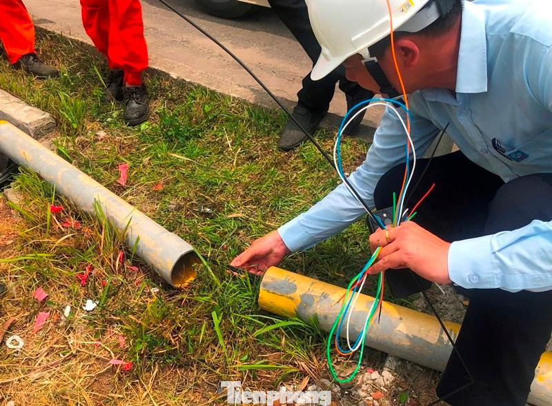 Do đoạn đường ống đi nổi bảo vệ dây cáp quang (màu đen) bên trong có một đoạn bị hở khoảng 20cm dẫn đến sự cố xảy ra từ đây.