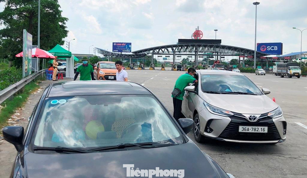 Rất ít khi đi ra cao tốc, nhưng sau khi được CSGT và nhân viên thu phí tư vấn về quy định của Nhà nước, chủ xe 36A-782.16 đã đồng ý cho nhân viên dán thẻ ETC.