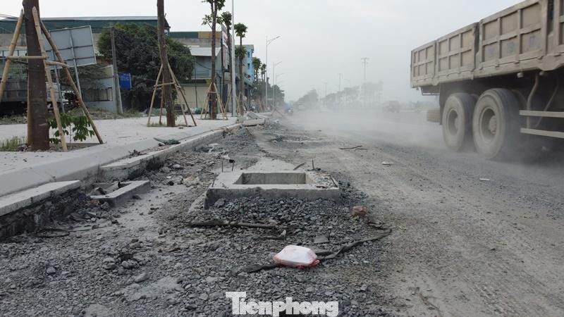 Các đoạn còn lại của dự án ở 2 đầu trung tâm thị trấn Kim Bài thi công xôi đỗ, công trường ngổn ngang và mất an toàn, bụi bặm. Các đoạn còn lại của dự án ở 2 đầu trung tâm thị trấn Kim Bài thi công xôi đỗ, công trường ngổn ngang và mất an toàn, bụi bặm.