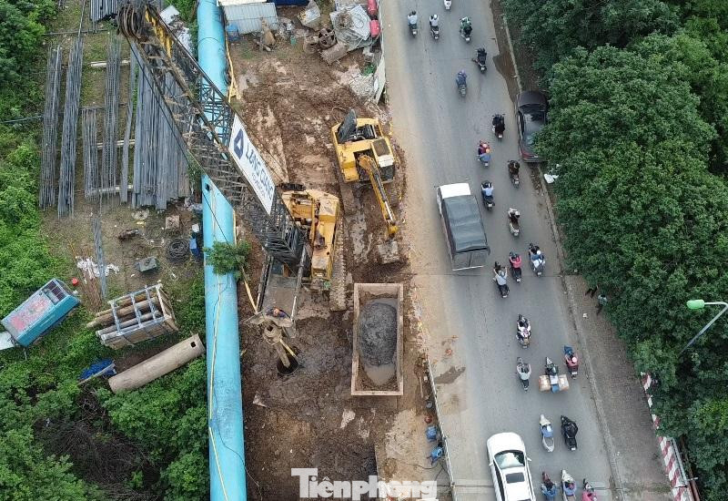 Xe chở vật liệu và máy khoan cọc nhồi đang hoạt động tại công trường. Xe chở vật liệu và máy khoan cọc nhồi đang hoạt động tại công trường.