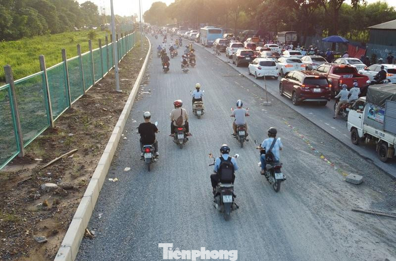 Để mở rộng đường gom thêm 2 làn xe, cải tạo hệ thống thoát nước, năm 2021 Sở GTVT Hà Nội đã cho phép một đơn vị doanh nghiệp tư nhân đang có một số dự án nằm ven Đại lộ Thăng Long đoạn qua huyện Hoài Đức được lập hàng rào để xén vỉa hè, dải phân cách thi công dự án đoạn từ cầu vượt Phú Đô (Nam Từ Liêm) đến nút giao Lê Trọng Tấn (Hoài Đức), dài 7,5 km.