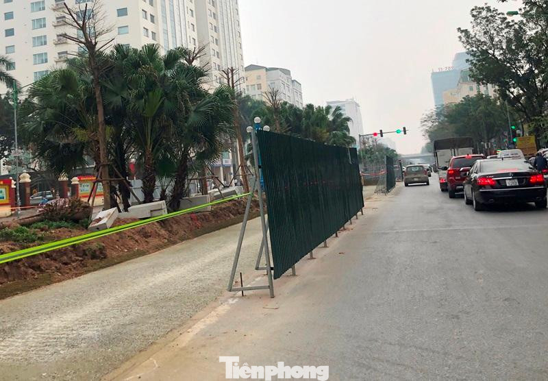 Ở đoạn từ cầu vượt Nguyễn Văn Huyên đi Vành đai 3 hàng rào thi công vẫn chiếm 1 nửa lòng đường, giao thông đi lại vẫn bị ảnh hưởng.