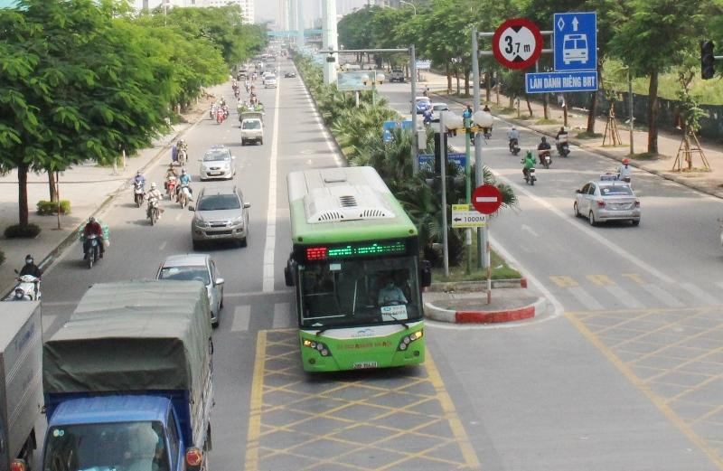 Xe buýt nhanh BRT chạy trên làn đường ưu tiên. Xe buýt nhanh BRT chạy trên làn đường ưu tiên.