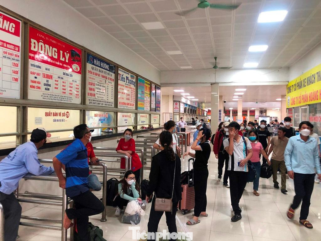 Thời điểm 16h tại bến xe Giáp Bát, PV Tiền Phong ghi nhận, quầy bán vé cho các tuyến xe khách chạy về các tỉnh thành phía Nam đông đúc khách vào, chờ mua vé.